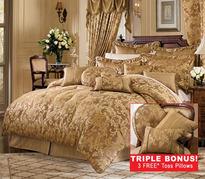 Joanna Woven Jacquard Ensemble In the opinion of Three Pillows