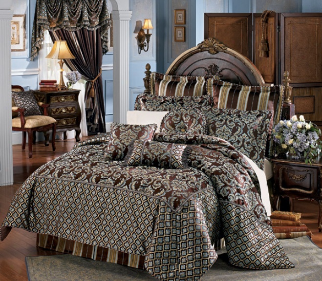 Jocelyn Jacquard Comforter