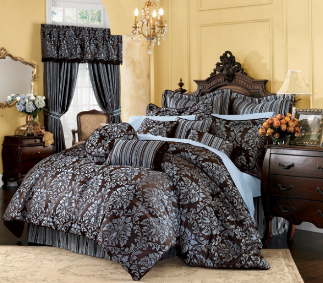 Renee Jacquard Bed Ensemble With Three Toss Pillows